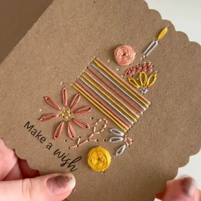 Cartão artesanal bordado com bolo de aniversário